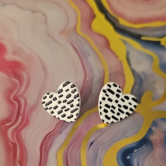 None Jewelry - Heart Patterned Earrings